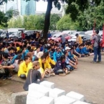 Sejumlah mahasiswa saat demo di depan rumah SBY