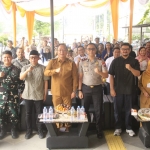 Wabup Asluchul Alif bersama tamu undangan saat menghadiri baksos yang digelar KWG. foto: ist.