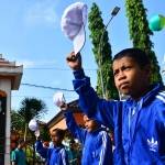 SIAP BERLOMBA. Salah satu peserta POR SD di Lamongan nampak bersemangat pada pembukaan di alun-alun kemarin. foto : aries sugiarto