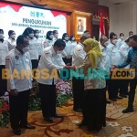 Gubernur Khofifah saat menyaksikan pengukuhan pengurus DPD LPM Jatim Periode 2022-2027. Foto: DEVI FITRI AFRIYANTI/BANGSAONLINE