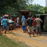 Dump truk bermuatan pasir kuarsa terguling di jalan Merakurak-Montong, Desa Pamongan, Kecamatan Merakurak, Kabupaten Tuban, Kamis (17/11/2022).