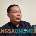 Ketua DPRD Kabupaten Kediri, Murdi Hantoro, saat memberi keterangan kepada wartawan. Foto: MUJI HARJITA/BANGSAONLINE