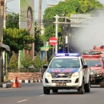 Mobil Damkar saat menyemprotkan disinfektan di jalan-jalan protokol Kota Kediri.