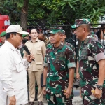 Pangdam V/Brawijaya, Mayjen TNI Nurchahyanto, bersama Danrem 084/BJ, Brigjen TNI Terry Tresna Purnama, saat menyambut kedatangan Menteri Pertahanan, Prabowo Subiyanto, di Koramil 0830/05 Tandes, Surabaya.