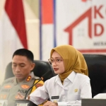 Wali Kota Kediri saat menyimak sambutan dari Presiden Prabowo.
