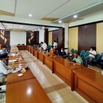 Pelbagai LSM di Kabupaten Pasuruan menggelar audiensi dengan Komisi III DPRD Kabupaten Pasuruan Rabu (18/8/2021) siang. (foto: ist)
