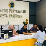 Petugas dari Kantah Kota Pasuruan saat melayani masyarakat di akhir pekan.
