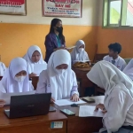 Kegiatan belajar mengajar di salah satu sekolah.