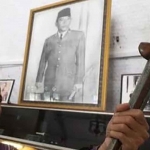 Ketua Harian Situs Ndalem Pojok Kediri, Kushartono, saat memegang pusaka milik Presiden RI Pertama. Foto: Ist