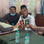 SH, Warga Binaan Lapas I Surabaya Kanwil Kemenkumham Jatim bersama istrinya menunjukkan buku nikah usai prosesi ijab dan qobul.