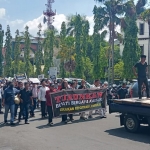 Massa Gerakan Reformasi Jember (GRJ) saat long march dari depan Pendapa Wahyawibawagraha, Kecamatan Kaliwates menuju kantor Pemkab Jember.