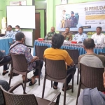 Petugas lapas Sidoarjo, Kanwil Kemenkumham Jatim saat memaparkan program SiPemuda di Kantor Desa Gedangan, Sidoarjo, Senin (7/11/2022).