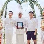 Dua “mempelai” gay (pakai baju putih no 3 dari kiri, satunya lagi pakai celana pendek)  diapit empat wanita cantik dengan pakaian adat Bali. foto: faceboook
