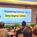 Ketua Yayasan Surya Dharma Laksana, Suwardi (kiri) dan Pendiri SIS Group of Schools, Jaspal Sidhu saat acara soft launching Surya Inspirasi Schools di Grand Surya Hotel Kediri. (Ist).