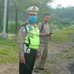 Petugas dari Polsek Ngadiluwih, Kabupaten Kediri, saat berjaga di jalan menuju Jembatan Wijaya Kusuma, Ngadiluwih. (foto: ist.)