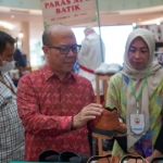 Direktur Mikro, Ritel, dan Menengah Bank Jatim, Arief Wicaksono saat mengunjungi salah satu stand.