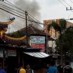 Warga melihat kebakaran di Jalan Merdeka Kota Blitar.