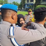 Bupati Mojokerto, Ikfina Fahmawati, ketika menyematkan tanda dimulainya Operasi Lilin Semeru 2023 kepada petugas.