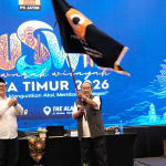 Gentur Prihantono (tengah) ketika mengangkat bendera panji usai kembali menjadi Ketua PII Jatim periode 2026-2029 Foto: Ist