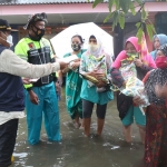 PEDULI: Pj. Bupati Hudiyono saat bertemu warga Desa Kedungbanteng, Kecamatan Tanggulangin, Sabtu (5/12/2020). (foto: ist)