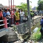 ?

Wali Kota Surabaya Tri Rismaharini saat meninjau sungai yang kerap tak mampu menampung air hujan sehingga menyebabkan banjir. Foto:humas