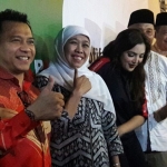 Arum Sabil saat bersama Khofifah, Anang, dan Ashanty di Posko Relawan Khofifah-Emil. Foto: DIDI R/BANGSAONLINE