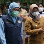 Wali Kota Mojokerto Ika Puspitasari mendampingi Gubernur Khoffifah saat memantau pelaksanaan vaksinasi. (foto: ist)