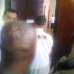 Salah satu petugas KPK saat memasuki ruangan Asisten Sekkota Malang, didampingi Kabag Humas Pemkot Malang Wiwid. foto: IWAN I/ BANGSAONLINE
