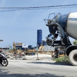 Perusahaan beton PT. TMM yang ditutup oleh Satpol PP Kabupaten Kediri karena tidak memiliki izin operasional dan menimbulkan polusi udara. Foto: MUJI HARJITA/ BANGSAONLINE