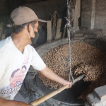 Proses pembuatan kacang goreng pasir di Desa Selorejo, Kecamatan Mojowarno