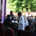 Presiden Jokowi saat membagikan Bantuan Sosial di Pasar Pucang Anom, Gubeng, Kota Surabaya. Foto: BANGSAONLINE.com