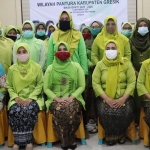 Ketua DPP Perempuan Tani HKTI Jatim, Dr. Lia Istifhama (masker merah), berfoto bersama Ketua DPK PT hKTI Gresik, dr. Nila Hapsari dan para ketua serta pengurus PAC di Gresik yang baru dilantik. foto: ist.