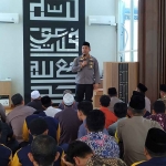 Kapolres Jombang, AKBP Moch Nurhidayat saat menggelar jumat curhat di Masjid Bu Warno yang berada di kawasan Pabrik PT AFCO, Desa Mojokrapak, Kecamatan Tembelang, Jumat (13/1/2023).