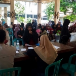 Penyaluran bantuan pangan yang dilakukan Bulog Mojokerto.