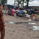 Petugas saat meninjau tumpukan sampah di bagian pojok Pasar Induk Among Tani, Kota Batu.