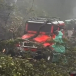 Salah satu kendaraan yang terdampak longsor di bukit Kedaluh Bromo