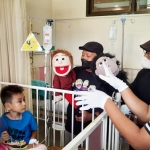 RSUD dr R Koesma Tuban saat memberikan hiburan bagi pasien anak-anak dengan media boneka dan dongeng.