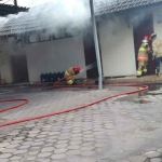 Petugas saat berupaya memadamkan api yang menghanguskan gudang milik Bank BTPN di Jalan Teuku Umar, Kelurahan Kadipaten, Kecamatan/Kabupaten Bojonegoro.