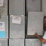PERSIAPAN: Pekerja menata kotak suara untuk pemilihan wali kota di gudang KPU Kota Pasuruan, Jawa Timur, Jumat (30/10).