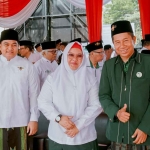 Plt Bupati Gresik, Aminatun Habibah (dua dari kanan), dan Ketua DPRD Gresik, M Syahrul Munir (kiri), saat mengikuti upacara Hari Santri Nasional 2024. Foto: Ist