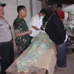 Jenazah korban tiba di rumah duka untuk dilakukan pemeriksaan.