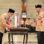 Pj. Gubernur Jawa Timur Adhy Karyono saat melantik pengurus majelis pembimbing (Mabi) dan pimpinan satuan karya (Saka) Pramuka Rintisan Penanggulangan Bencana Jawa Timur masa bakti 2024-2025.