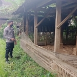 Petugas Polsek Kesamben, Polres Blitar sedang melihat kondisi kandang bebek yang kosong melompong.