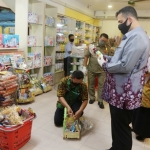 Wali Kota Habib Hadi saat mengecek makanan dan minuman di salah satu swalayan.