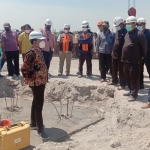 SIDAK: Komisi C DPRD Sidoarjo dan Wabup Subandi saat sidak pembangunan RSUD Krian, Rabu (25/8/2021). foto: istimewa