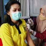 Pelaksanaan vaksinasi ketiga di dalam Lapas Ngawi kepada salah seorang pegawai.