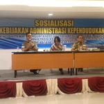 Suasana acara sosialisasi kebijakan administrasi kependudukan. Insert:  Kepala Dinas Dukcapil Kabupaten Ponorogo  Endang Retno Wulandari. 