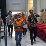 Bupati Situbondo, Karna Suswandi saat digiring oleh petugas KPK