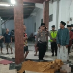 Polisi saat tiba di musala TKP prian asal Pacitan ditemukan tewas