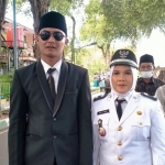 Kades Larangan Slampar, Hoyyibah bersama suami saat pelantikan di Mandhapa Aghung Ronggosukowati.